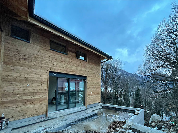 Modernes Holzhaus mit Blick auf die Natur