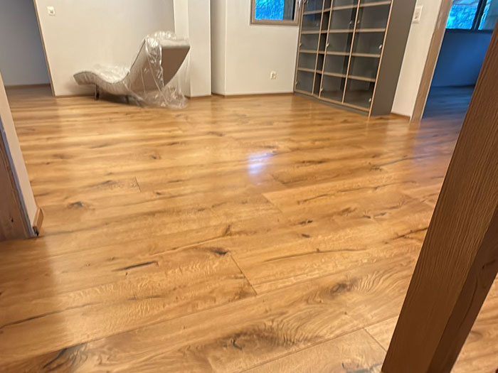 Holzboden in einem modernen Raum