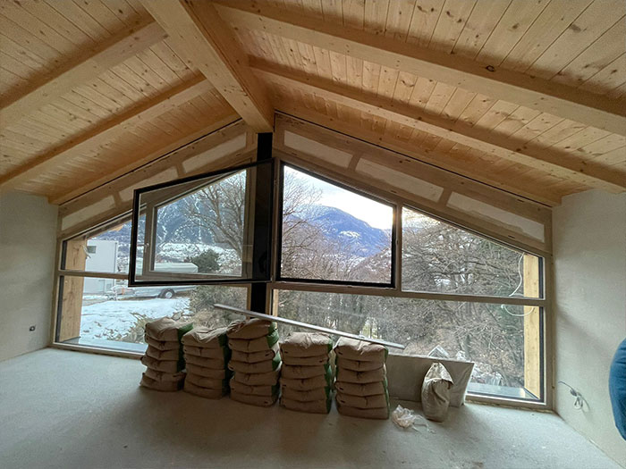 Blick auf das Innere eines Holzhauses