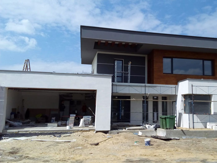 Modernes Haus im Bau mit Baustellenmaterialien