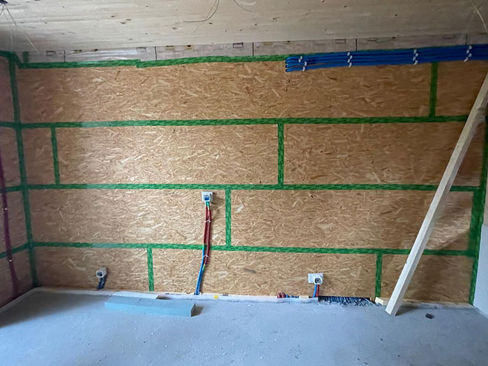 Wand mit Holzplatten und Kabel installation.