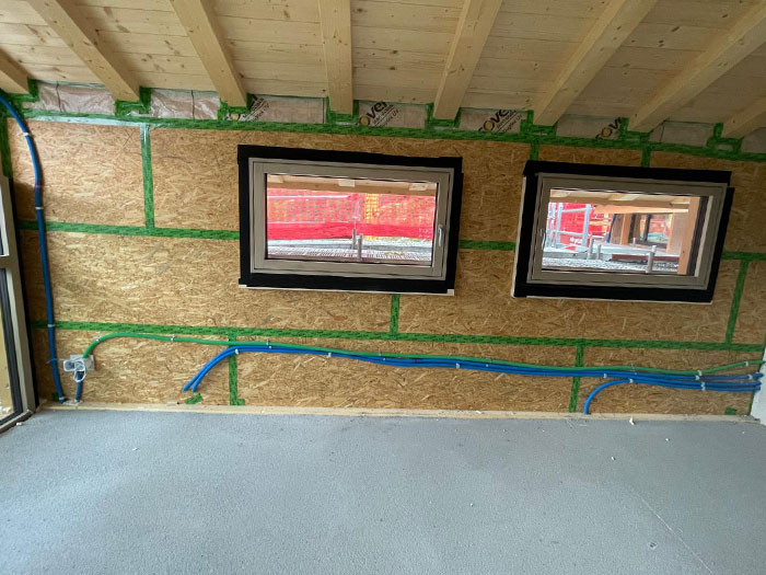 Innenansicht mit Fenstern und Kabelinstallationen