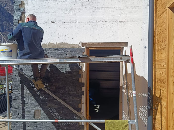 Handwerker beim Verputzen einer Wand