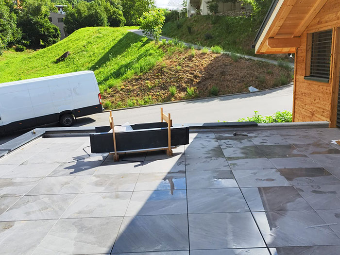 Blick auf eine Terrasse mit Baustellenelementen.