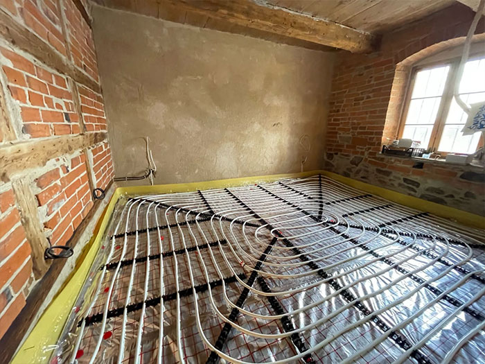 Fußbodenheizung Installation in einem renovierten Raum