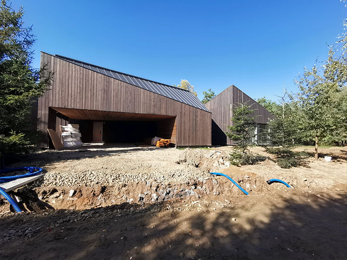 Moderne Holzhäuser in ländlicher Umgebung