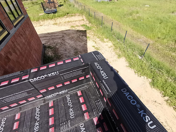 Blick auf Dämmmaterial und Baustelle im Freien.