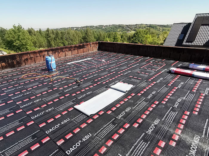 Dach mit Flickmaterial und Werkzeugen.