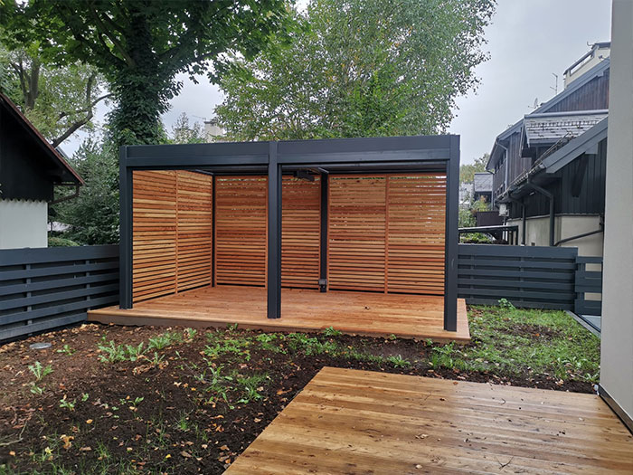 Moderne Terrasse mit Holzverkleidung und Garten.