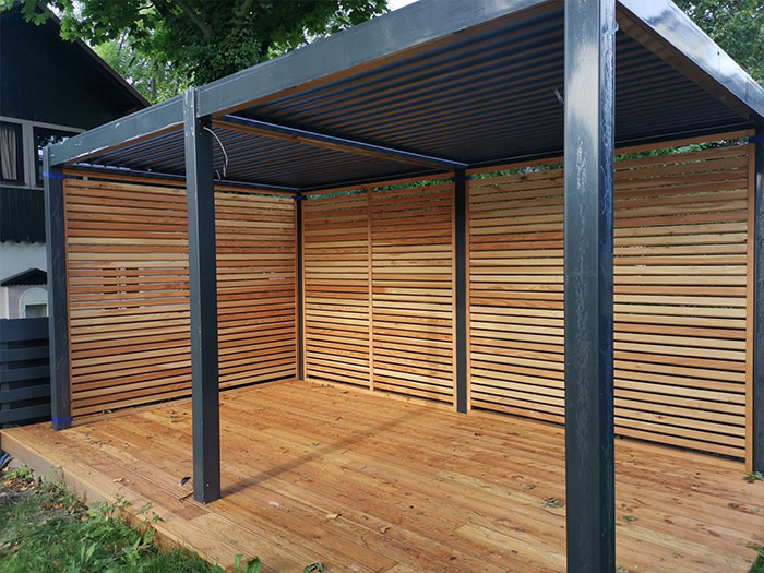 Offene Holzterrasse mit Stahlrahmen