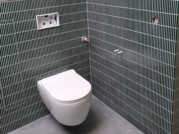 Moderne Toilette in gefliestem Badezimmer