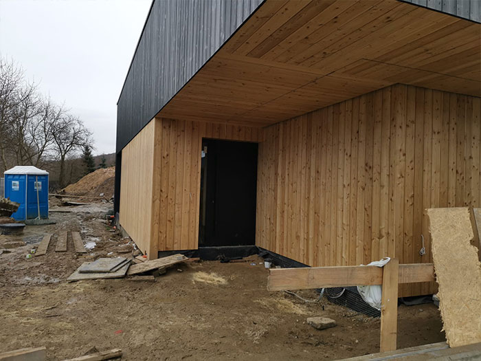 Moderne Holzfassade eines Bauprojekts.