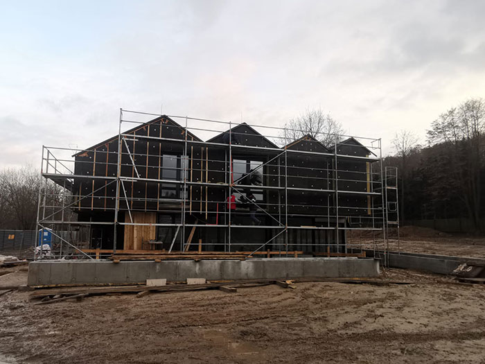 Baustelle mit Gerüst und unvollendeten Häusern