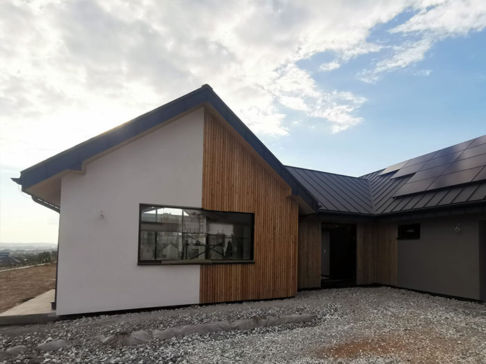 Moderne Fassade eines Hauses mit Holzdetails